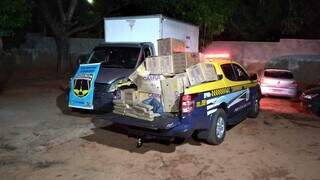 Caixas abarrotadas com os tabletes de maconha encontrados no caminhão. (Foto: PMR)