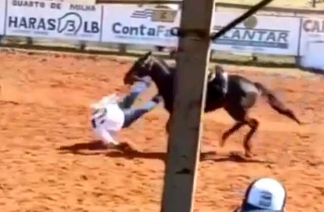 Incentivado pela popula&ccedil;&atilde;o, prefeito monta em cavalo, mas cai em torneio