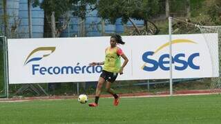 Zagueira Bruna Benites em treino com bola no Inter (Foto: Divulgação)