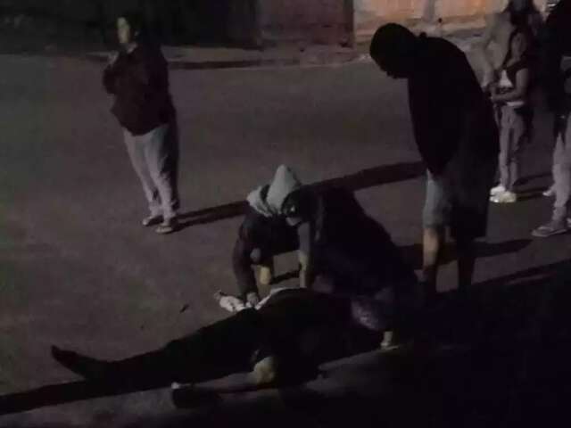 Rapaz que esfaqueou irm&atilde;os em bar se entrega e alega leg&iacute;tima defesa