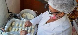 Mariana Rodrigues faz cocadas e bolos para vender. (Foto: Arquivo pessoal)