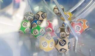 Bolas com números de sorteio dentro de globo. (Foto: Divulgação/Caixa Econômica)