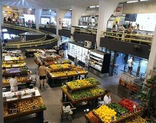 Localizado em um dos bairros mais elegantes e sofisticados de São Paulo, o Mercado Municipal de Pinheiros parece um Shopping Center - Foto: Reprodução