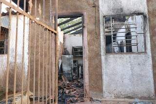 Casa de Clarice Maria ficou destruída pelo fogo. (Foto: Paulo Francis)