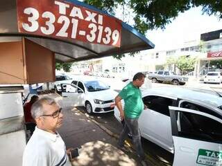 Taxistas em ponto da Capital. (Foto: Arquivo/Campo Grande News)