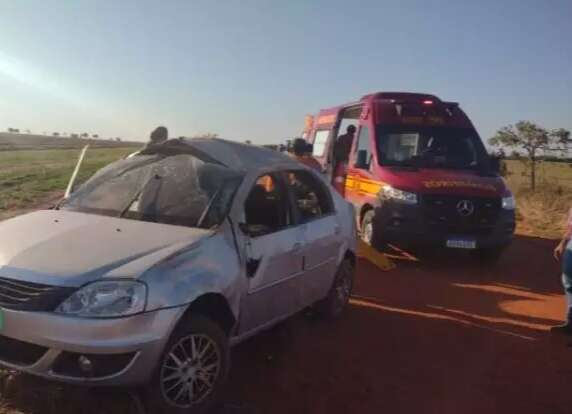 Carro com fam&iacute;lia capota v&aacute;rias vezes em estrada e tr&ecirc;s ficam feridos 