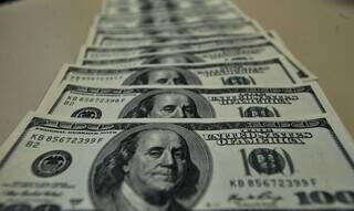 Notas de dólares dispostas sobre uma mesa. (Foto: Marcello Casal Jr/Agência Brasil) 