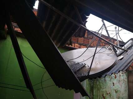 Antena voa com vendaval e destrói telhado de varanda nas Moreninhas