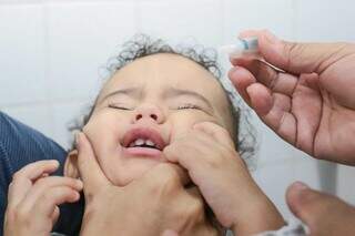 Criança sendo vacinada contra paralisia infantil, em Campo Grande. (Foto/Arquivo)