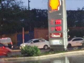 Posto de gasolina Sheel em Campo Grande já vende combustível a R$ 4,99 (Foto: Direto das Ruas)