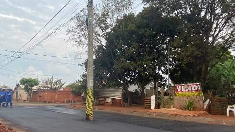 No Vilas Boas, poste continua no meio da rua e moradores temem acidentes