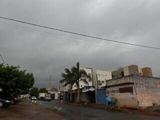 Tempo fechado e chuva fraca em Dourados nesta terça-feira; volume do dia supera 33mm (Foto: Helio de Freitas)