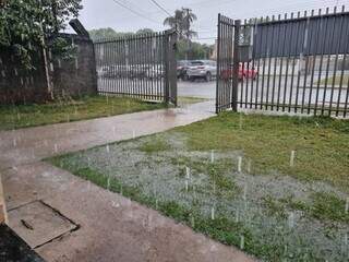 Amambai teve chuva intensa na manhã desta terça-feira (Foto: Direto das Ruas)