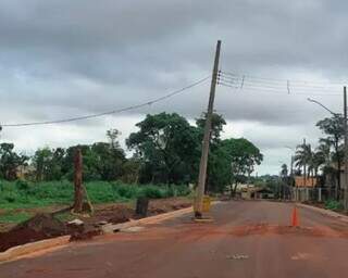 ários postes de energia ficaram no meio do asfalto novo do Bairro Rita Vieira. (Foto: Direto das Ruas)