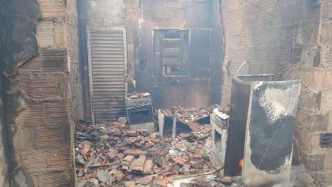 Casa é destruída por incêndio após queda de raio