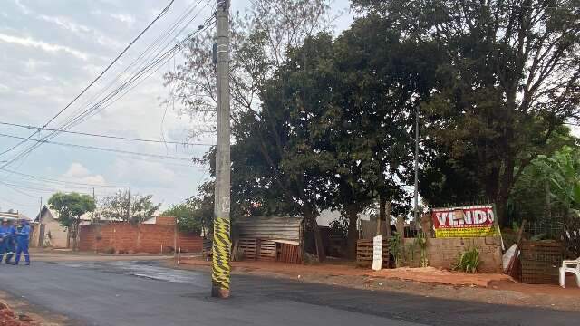 Sem solu&ccedil;&atilde;o, poste continua no meio da rua e moradores temem acidentes