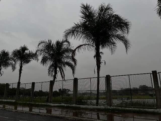 Chuva chega a Dourados e temperatura despenca 15 graus