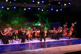 A cantora Tetê Espíndola e a Orquestra de Câmara do Pantanal vão apresentar “Acústicas da Natureza”.