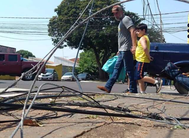 Caminh&atilde;o que carregava retroescavadeira puxa fia&ccedil;&atilde;o e derruba energia em bairro