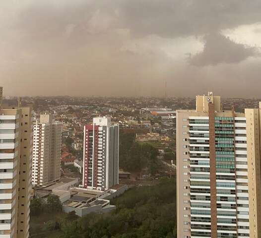 Nuvem de poeira encobre c&eacute;u, seguida de chuva, com possibilidade de granizo