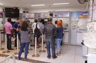 Clientes aguardando atendimento em lotérica da Capital. (Foto: Kísie Ainoã)