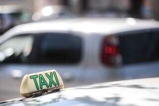Táxi circulando pelas ruas de Campo Grande (Foto: Marcos Maluf)