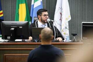 Juiz Carlos Garcete ouve depoimento do réu, Jeferson Dudas. (Foto: Henrique Kawaminami)