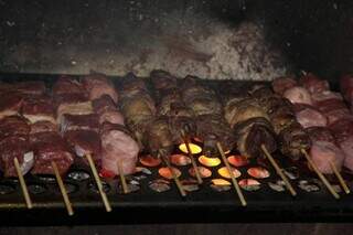 No local são servidos espetos de carne, frango e linguiça. (Foto: Alex Machado)