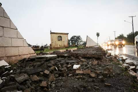 Com ventos até 85 km/h, tempestade derruba muro do cemitério Santo Amaro