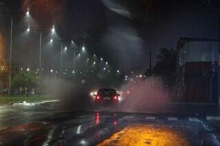 Veículo levanta água ao passar no cruzamento da Bandeiras com Fábio Zahran (Foto: Henrique Kawaminami)