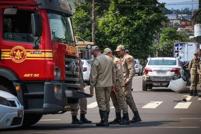 A caminho de inc&ecirc;ndio, viatura dos bombeiros se envolve em acidente 