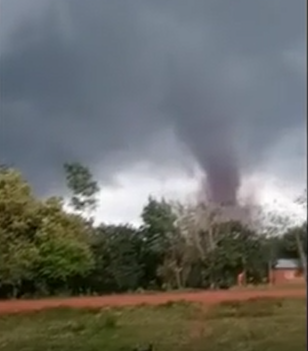 V&iacute;deo: tornado deixa rastro de destrui&ccedil;&atilde;o e 5 pessoas feridas na fronteira 