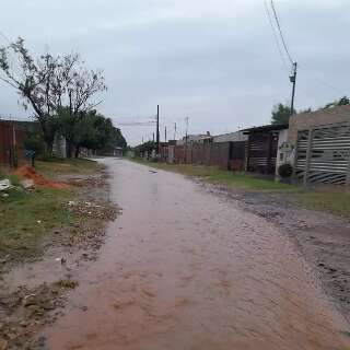 Moradores reclamam de ruas alagadas e lamaçal após chuva forte