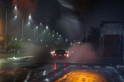 Quarta-feira amanhece com chuva forte em Campo Grande
