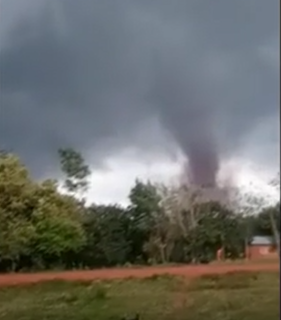 Vídeo: tornado deixa rastro de destruição e 5 pessoas feridas na fronteira 