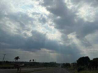 Manhã com sol entre nuvens nesta quarta-feira na região sul de Dourados (Foto: Helio de Freitas)