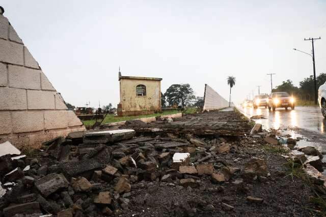 Com ventos at&eacute; 85 km/h, tempestade derruba muro do cemit&eacute;rio Santo Amaro