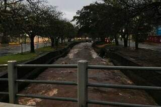 Córrego Prosa na Avenida Fernando Corrêa da Costa amanheceu cheio nesta quarta-feira (Foto: Henrique Kawaminami) 