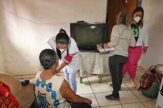 Equipe de UBS foi até o local verificar condições de saúde da idosa. (Foto: Paulo Francis)