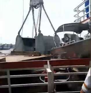 Durante manobra, rebocador atinge dois barcos hotéis no Rio Paraguai