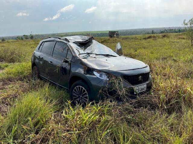 Condutor perde controle, carro capota e passageira fica ferida na MS-141