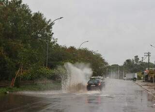 Chuva registrado no fim da tarde de ontem, em Campo Grande (Foto: Paulos Francis) 