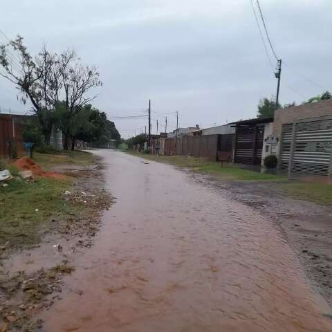 Moradores reclamam de ruas alagadas e lama&ccedil;al ap&oacute;s chuva forte