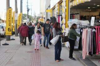 Consumidores olhando agasalhos no centro de Campo Grande (Foto: Paulo Francis)
