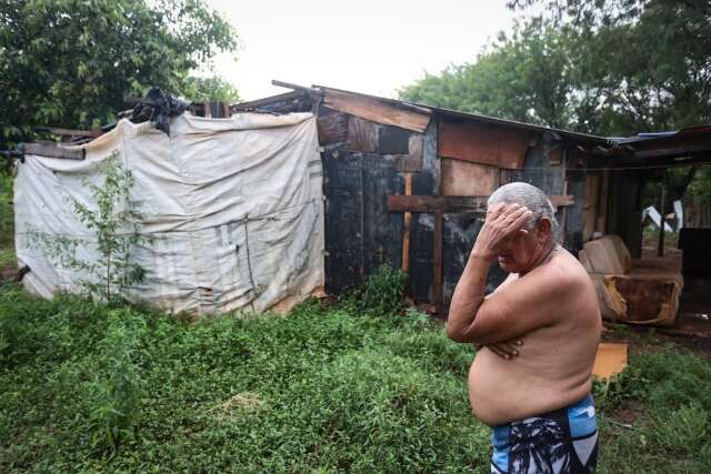 Moradores acordam contando preju&iacute;zos ap&oacute;s vento levar telhas e derrubar energia