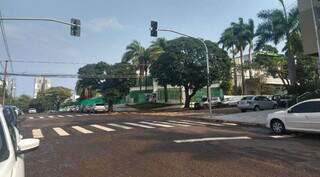 Semáforo desligado no cruzamento das ruas da Paz com a Goiás (Foto: Mariely Barros)