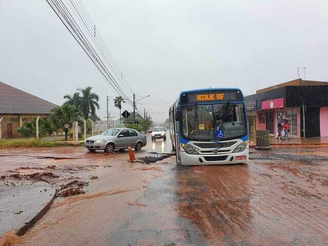 Asfalto cede e ônibus do transporte coletivo cai em cratera no Nova ...