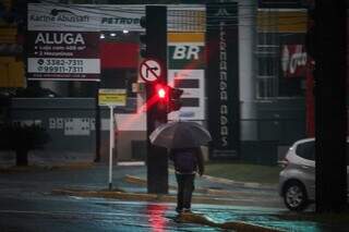 Quem foi para a rua precisou de guarda-chuva logo cedo na Capital (Foto: Henrique Kawaminami)