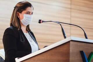 Vereadora Andrea Fim (PP) durante pronunciamento. (Foto: Facebook) 