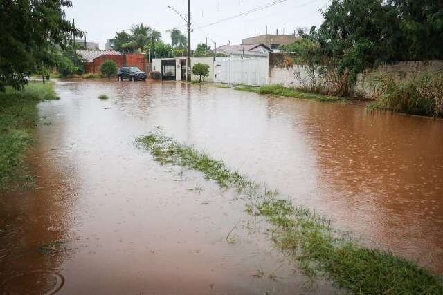 Cena recorrente: sem escoamento, ruas na regi&atilde;o da Lagoa Itatiaia ficam alagadas